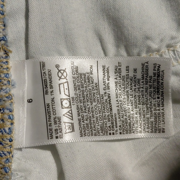 8143....Old Navy Straight leg Jeans Size 6, W28" 27."Inseam 10"Rise - Picture 7 of 7